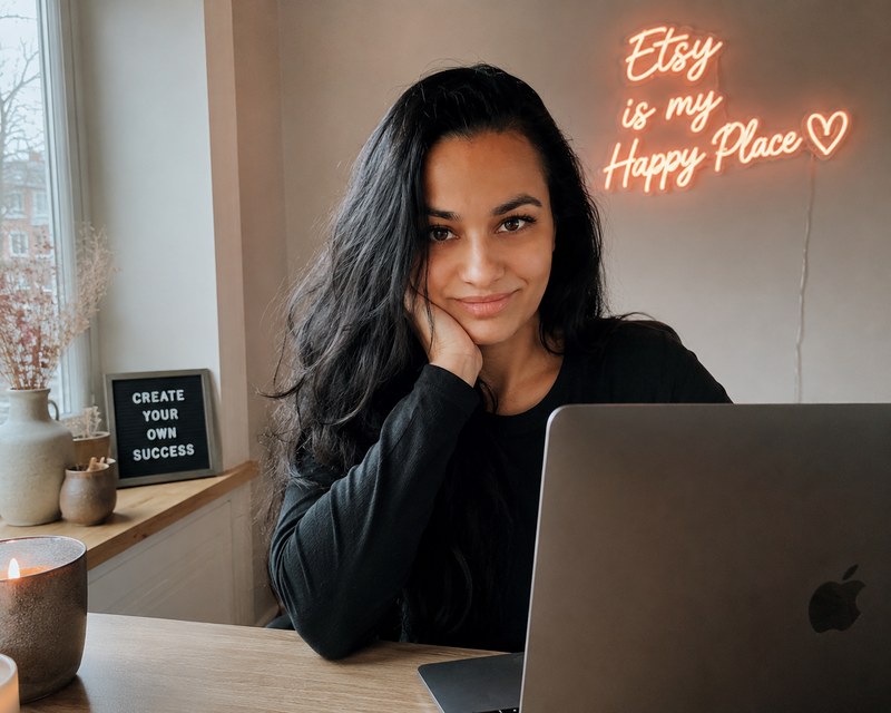 Symbolbild: Arbeitsplatz mit Laptop, stellvertretend für das Etsy-Business von Nihal